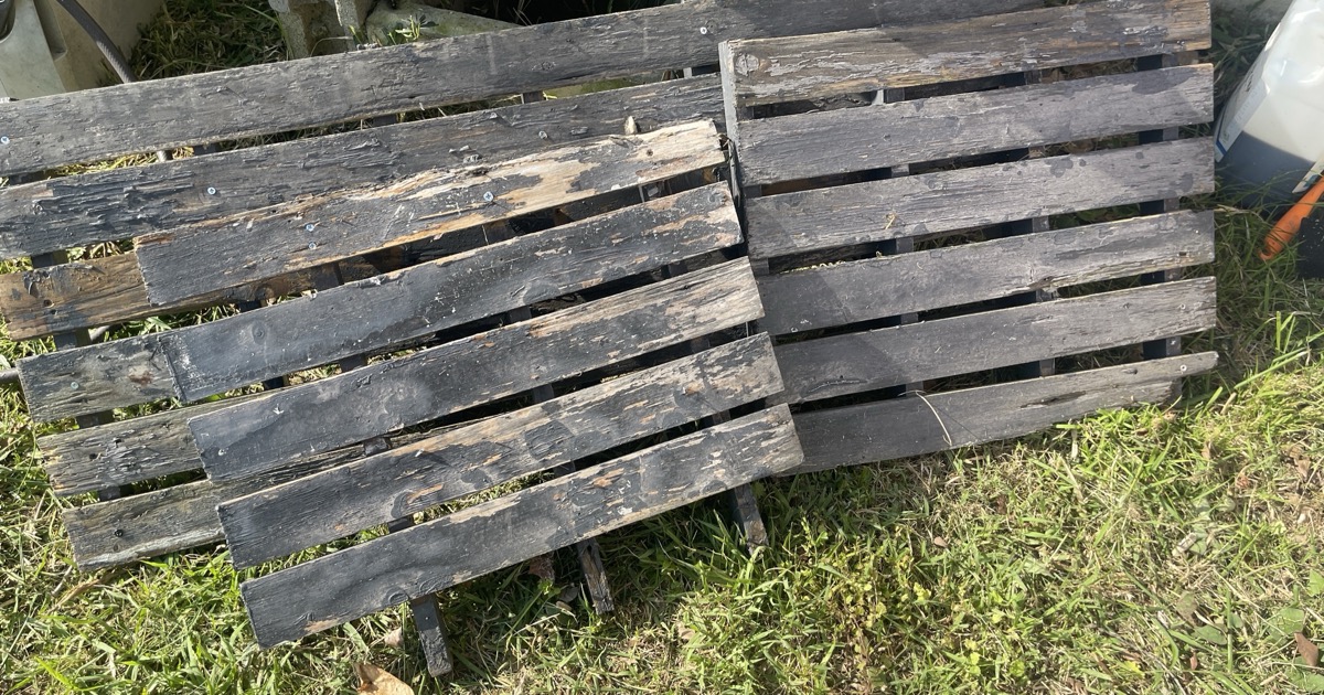 雨風で朽ちて崩れた庭の木製フェンス